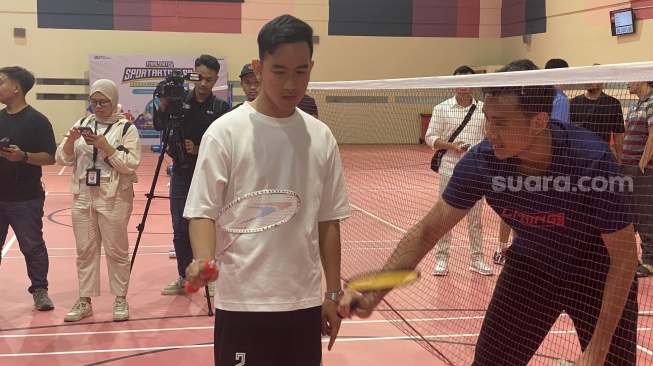 Calon Wakil Presiden nomor urut 2, Gibran Rakabuming Raka, bermain bulutangkis di Gelora Bung Karno (GBK) Arena, Senayan, Jakarta, Senin (4/12/2023). (Suara.com/Faqih)