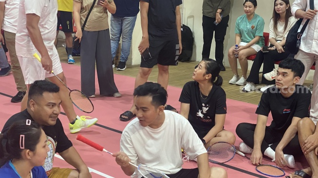 Calon Wakil Presiden nomor urut 2, Gibran Rakabuming Raka, bermain bulutangkis di Gelora Bung Karno (GBK) Arena, Senayan, Jakarta. (Suara.com/Faqih)