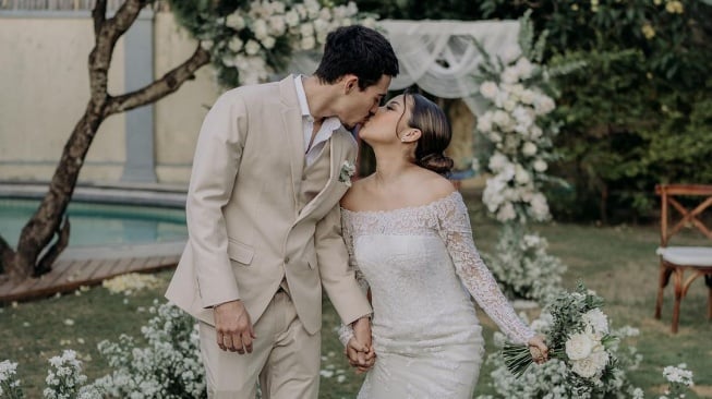 Potret Wedding Kiss Artis Indonesia. (Instagram/jennifercoppenreal20)