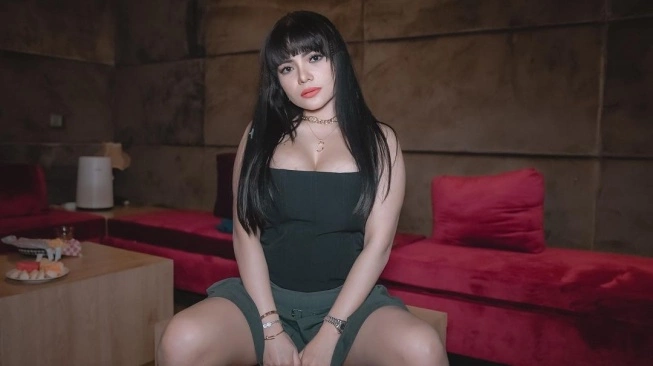 Yarim yalangoch qizlar bilan porno jinsiy aloqa