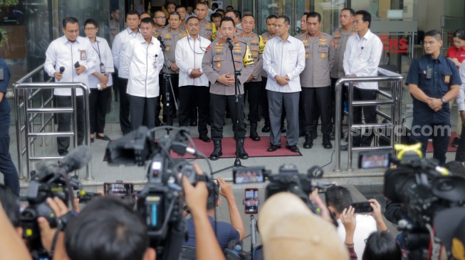 Kapolri Jendral Polisi Listyo Sigit Prabowo memberikan keterangan usai pertemuan di Gedung Merah Putih KPK, Jakarta, Senin (4/12/2023). [Suara.com/Alfian Winanto]