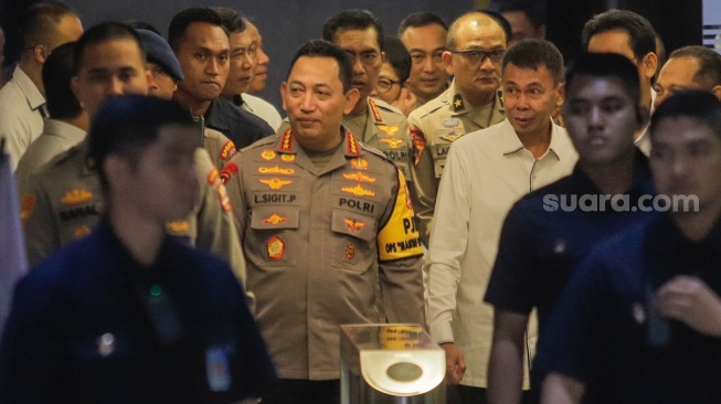 Kapolri Jendral Polisi Listyo Sigit Prabowo (tengah) berjalan keluar usai menemui pimpinan KPK di Gedung Merah Putih KPK, Jakarta, Senin (4/12/2023). [Suara.com/Alfian Winanto]