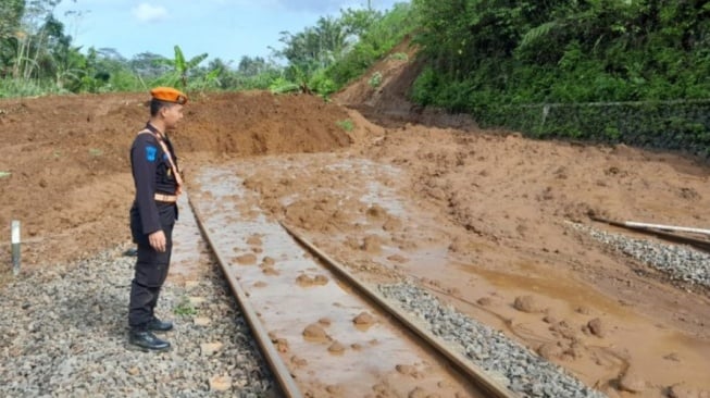 Jalur Rel Kereta Api di Banyumas Longsor, Rute 12 KA Perjalanannya DialihkanSementara