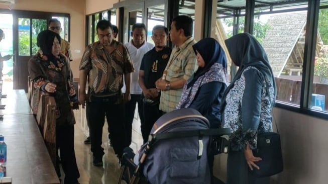 Mensos Risma Jenguk Elvano, Bayi Pengidap Hidrosefalus Asal Ngawi