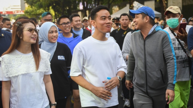Vice presidential candidate number 2 Gibran Rakabuming Raka (center) with his wife Selvi Ananda (left) and a number of politicians from Gibran's political party walking in the motor vehicle free day (HBKB) area of ​​Jalan MH Thamrin, Newsdelivers.com, Sunday (3/12/2023) .  On this occasion, Gibran greeted residents who were exercising during HBKB or 'car free day' (CFD) and distributed milk to children.  BETWEEN PHOTOS/Aditya Pradana Putra/rwa.