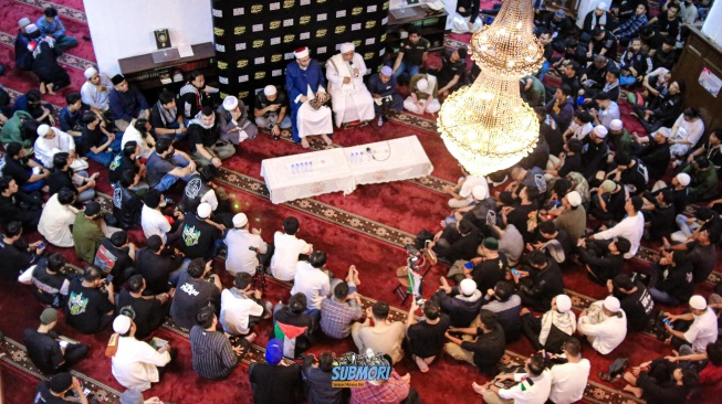 Sejumlah artis seperti Jefri Nichol, Bryan Domani, Abidzar Al Ghifari, dan lainnya serta umat Islam lainnya mengikuti acara Morning Ride di Masjid Cut Meutia, Menteng, Jakarta Pusat.  Mereka menunaikan salat subuh berjamaah dan mendoakan Palestina. [dokumentasi pribadi]