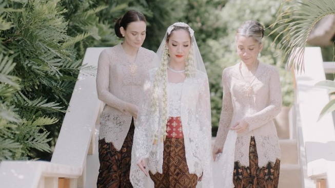 Momen adik almarhum Ashraf Sinclair jadi bridesmaid pernikahan BCL. (Instagram/ aishahjennifer)