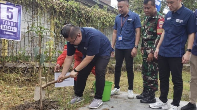 Paul Himawan, Chief Yamaha DDS 3 (Jawa Tengah-Yogyakarta) terjun langsung menanam pohon mundu di Tembalang [PT YIMM].