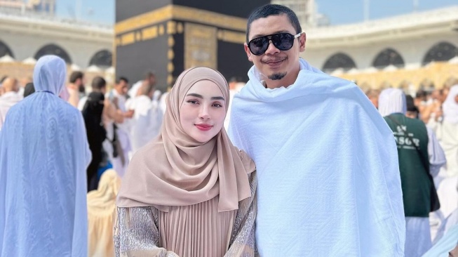 Shella Saukia bersama suami menjalankan ibadah umrah. [Instagram]