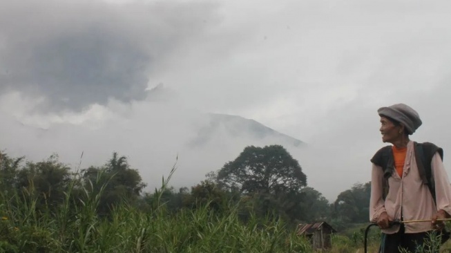 Petani Lereng Gunung Marapi di Sumbar Masih Tetap Beraktivitas Saat Erupsi