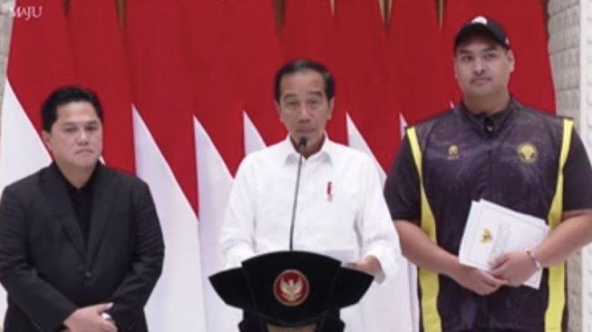 Presiden RI Joko Widodo didampingi Ketua Umum PSSI Erick Thohir dan Menteri Pemuda dan Olahraga (Menpora RI) Dito Ariotedjo saat menyampaikan keterangan di Pangkalan TNI AU Halim Perdanakusuma, Jakarta, Senin (4/12/2023). (ANTARA/Andi Firdaus)