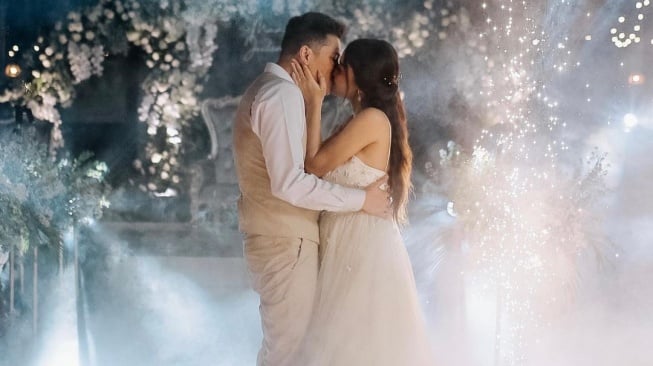 Potret Wedding Kiss Artis Indonesia. (Instagram/mariaeka_)