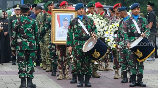 Pasukan membawa peti jenazah mantan Kepala Badan Nasional Penanggulangan Bencana (BNPB) Letjen TNI Doni Monardo untuk dimakamkan di Taman Makam Pahlawan (TMP) Kalibata, Jakarta, Senin (4/12/2023). [Suara.com/Alfian Winanto]