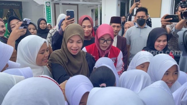 Ikut Turun Kampanye, Siti Atiqoh Ganjar Sowan dan Ziarah ke Makam Mama Gelar Cianjur