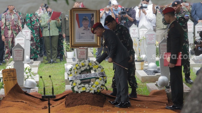 Panglima TNI Jendral Agus Subiyanto menaruh karangan bunga diatas pusara mantan Kepala Badan Nasional Penanggulangan Bencana (BNPB) Letjen TNI Doni saat prosesi pemakaman di Taman Makam Pahlawan (TMP) Kalibata, Jakarta, Senin (4/12/2023). [Suara.com/Alfian Winanto]