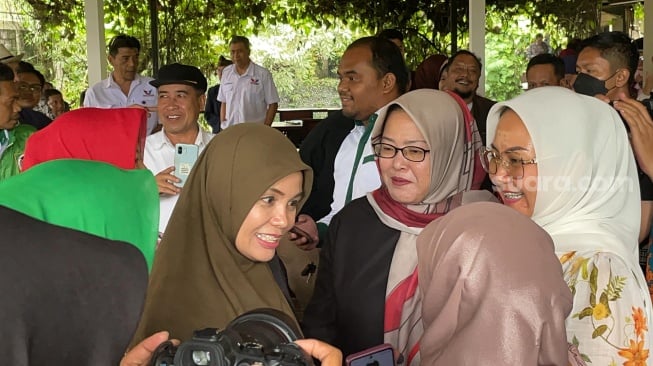 Istri capres nomor urut 3, Ganjar Pranowo, Siti Atikoh kala bersilaturahmi dengan jajaran pengurus partai politik pengusung Ganjar-Mahfud di Cianjur, Jawa Barat, Senin (4/12/2023). (Suara.com/Bagaskara)