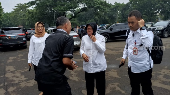 Menteri Sosial (Mensos) Tri Rismaharini saat menghadiri pemakaman mantan Kepala BNPB Doni Monardo di Taman Makam Pahlawan (TMP) Kalibata, Pancoran, Jakarta Selatan, Senin (4/12/2023). (Suara.com/Yasir)