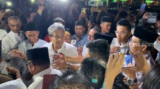 Mahfud MD Telat Datang ke Bekasi Timur, Warga Nunggu Sejak Ba'da Magrib, PKL Berharap Cuan