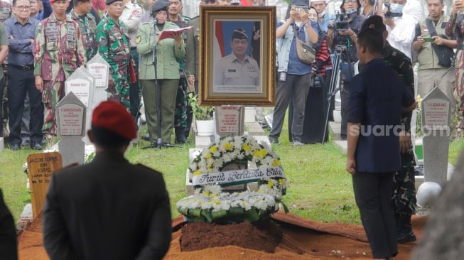 Prosesi pemakaman mantan Kepala Badan Nasional Penanggulangan Bencana (BNPB) Letjen TNI Doni di Taman Makam Pahlawan (TMP) Kalibata, Jakarta, Senin (4/12/2023). [Suara.com/Alfian Winanto]