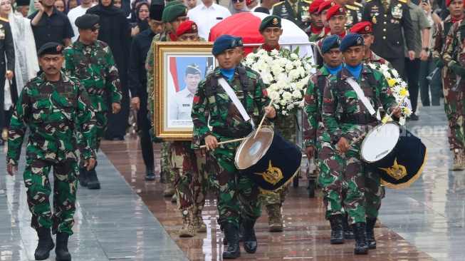 Pasukan membawa peti jenazah mantan Kepala Badan Nasional Penanggulangan Bencana (BNPB) Letjen TNI Doni Monardo untuk dimakamkan di Taman Makam Pahlawan (TMP) Kalibata, Jakarta, Senin (4/12/2023). [Suara.com/Alfian Winanto]