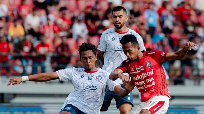 Duel Bali United vs Arema FC dalam matchday pekan ke-21 BRI Liga 1 2023-2024 di Stadion Manahan, Solo, Senin (4/12/2023). [Dok. Bali United]