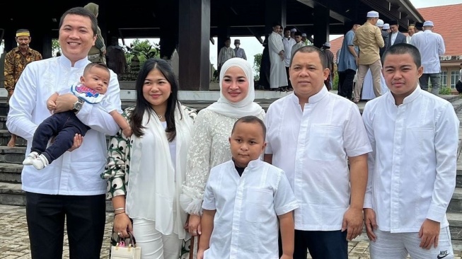 Haji Isam dan keluarga. (Instagram/nursamjhonlin)
