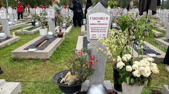 Makam Menteri Pendayagunaan Aparatur Negara dan Reformasi Birokrasi atau Menpan RB Tjahjo Kumolo di Taman Makam Pahlawan (TMP) Kalibata, Pancoran, Jakarta Selatan, pada Senin (4/12/2023). (Suara.com/Yasir)