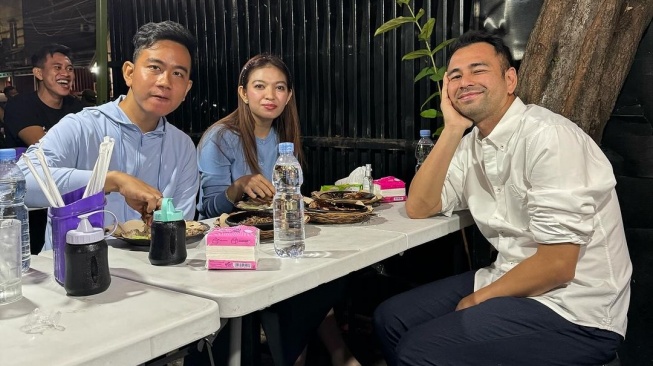 Momen Gibran Rakabuming dan Selvi Ananda Makan di Warung Kaki Lima Jadi Omongan, Raffi Ahmad: Bau Asap Loh Mas!