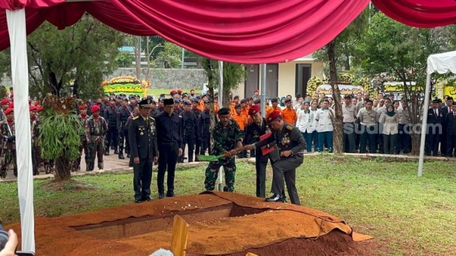 Penampakan jenazah Doni Monardo saat dikebumikan di Taman Makam Pahlawan Kalibata, Jakarta Selatan. (Suara.com/M Yasir)