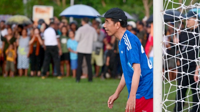 Presiden Joko Widodo atau Jokowi saat menjadi kiper pada pertandingan sepak bola di Lapangan Bola Wae Kesambi yang berada di Desa Batu Cermin, Kecamatan Komodo, Kabupaten Manggarat Barat, Nusa Tenggara Timur (NTT), Senin (14/12/2023). (Muchlis Jr - Biro Pers Sekretariat Presiden)