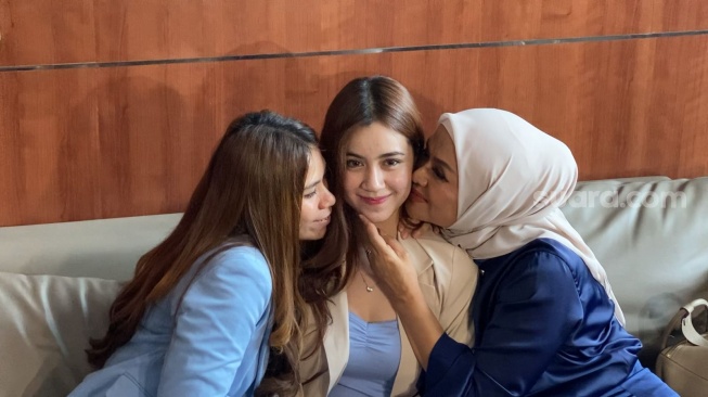 Rinoa Aurora, Yuliana Asaad dan juga Betharia Sonata usai menyerahkan permohonan pencabutan laporan terhadap Leon Dozan di tempat Polres Metro Jakarta Pusat, Senin (4/12/2023) [Suara.com/Adiyoga Priyambodo]
