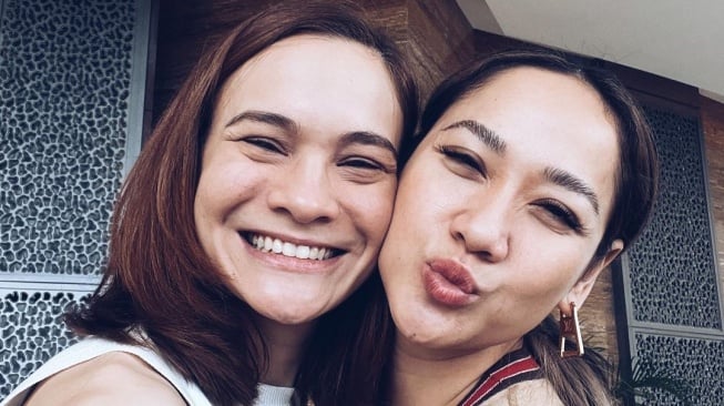 Potret Kedekatan BCL dan Aishah Sinclair. (Instagram/aishahjennifer)