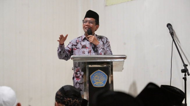 Cawapres nomor urut 3, Mahfud MD saat menghadiri acara Halaqoh Kebangsaan dan Silaturahmi bersama kiai se-Kabupaten/Kota Bekasi di Pondok Pesantren Ma'had Anida Al-Islamy, Kampung Mede, Bekasi Jaya, Kota Bekasi, Senin (4/12/2023) malam. 