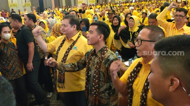 Bacapres Gibran Rakabuming Raka menghadiri acara pemantaban caleg Partai Golkar dan strategi pemenangan Pemilu 2024 di Hotel Grand Mercure, Solo Baru, Sukoharjo, Selasa (5/12/2023) sore. [Suara.com/Ronald Seger Prabowo]