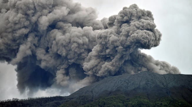 Gunung Marapi yang mengeluarkan abu vulkanik terlihat dari Nagari Batu Palano, Agam, Sumatera Barat, Senin (4/12/2023). [ANTARA FOTO/Iggoy el Fitra].