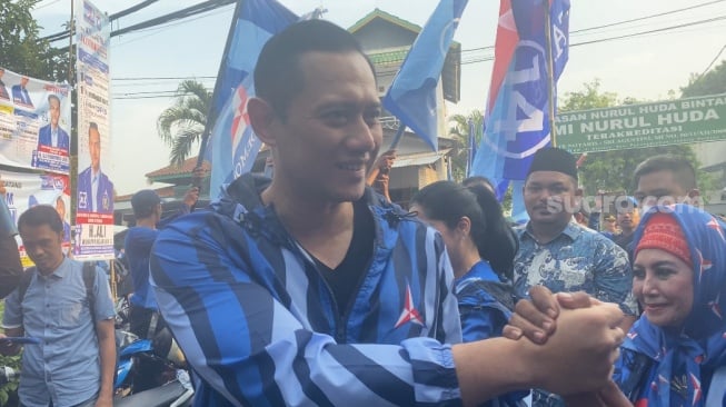 Ketum Partai Demokrat, Agus Harimurti Yudhoyono (AHY) saat menyambangi pemukiman warga di kawasan Pesanggrahan, Jakarta Selatan. (Suara.com/Faqih)