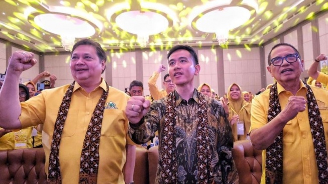 Ketua Umum Partai Golkar Airlangga Hartarto bersama cawapres nomor urut 2 Gibran Rakabuming Raka dalam acara Konsolidasi DPD Partai Golkar Provinsi Jawa Tengah, Selasa (5/12/2023) malam. (Antara)