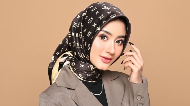 Ghea Youbi Unggah Foto Pakai Jilbab, Vibesnya Mirip Anggota Dewan