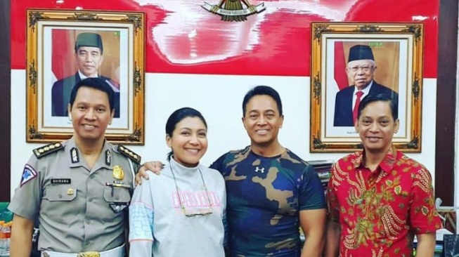 Jenderal TNI (Purn) Andika Perkasa, Kombes Pol Bhirawa Braja Paksa, dan keluarga (Instagram)