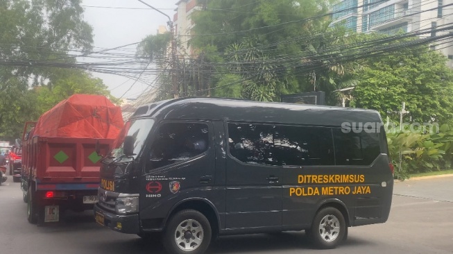 3 Mobil Polisi Keluar usai Geledah Apartemen Firli Bahuri di Darmawangsa Jaksel, Ada Barbuk yang Disita?