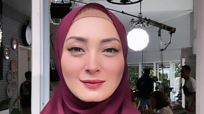 Unggah Foto Menggunakan Jilbab Merah, Della Puspita Curhat Dipaksa Suami