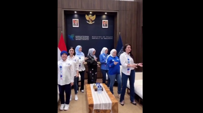 Sejumlah kader PAN asyik joget mengenakan atribut partai di kantor Kementerian Perdagangan (Kemendag). [TikTok]