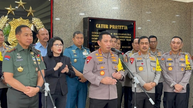 Panglima TNI Jenderal Agus Subiyanto menemui Kapolri Jenderal Listyo Sigit Prabowo di Mabes Polri, Kebayoran Baru, Jakarta Selatan, Selasa (5/12/2023). [Suara.com/Yasir]