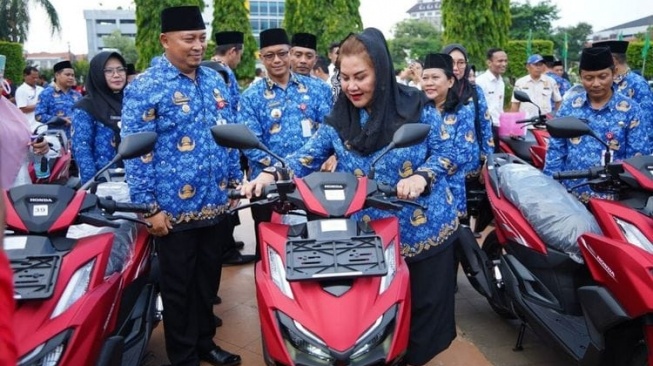 Viral Wali Kota Semarang Bagi-bagi Motor Merah Seharga Rp 26 Juta ke Lurah