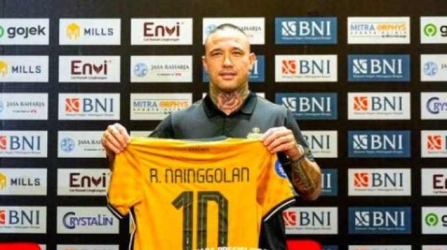 Radja Nainggolan saat diperkenalkan sebagai pemain Bhayangkara FC.  (Instagram/bhayangkarafc)