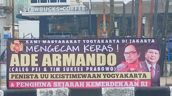 Spanduk Kecaman Warga Jogja untuk Ade Armando Terbentang di Megaria