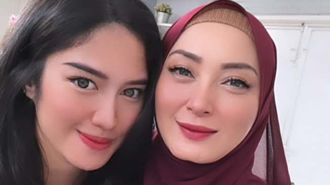 Della Puspita putuskan mengenakan jilbab (Instagram/@dellapuspita00)