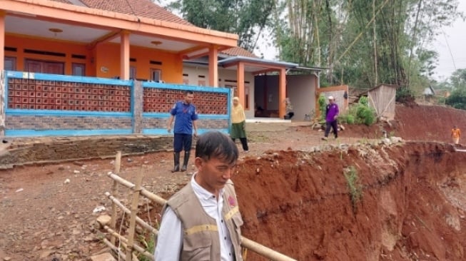 10 Rumah di Tigaraksa Tangerang Terdampak Longsor