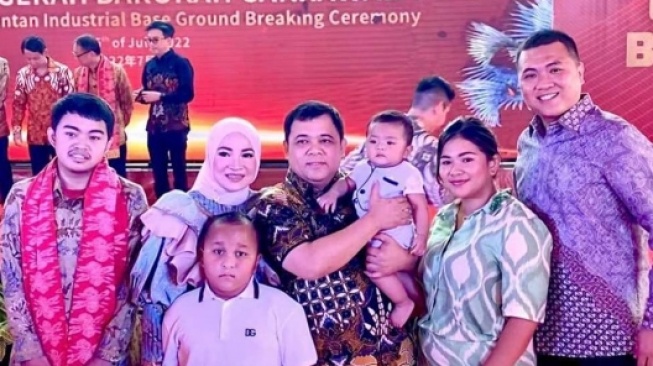 5 Potret Haji Isam Bersama Istri dan Anak-anaknya, Keluarga Crazy Rich Selalu Kompak