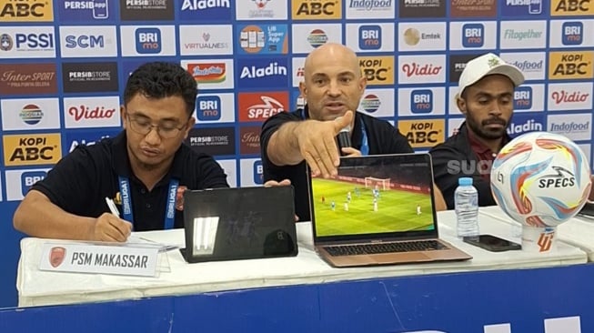 Pelatih PSM Makassar, Bernardo Tavares saat konferensi pers setelah menghadapi Persib. (Suara.com/Rahman)